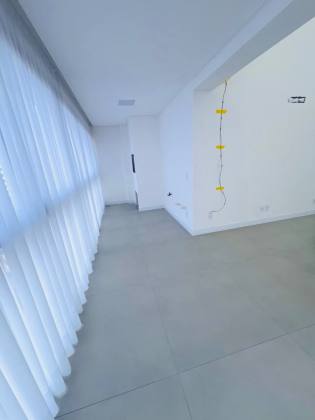 Apartamento 3 dormitórios, apenas 200 metros do mar.