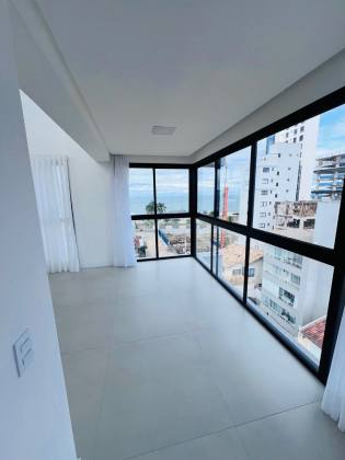 Apartamento 3 dormitórios, apenas 200 metros do mar.