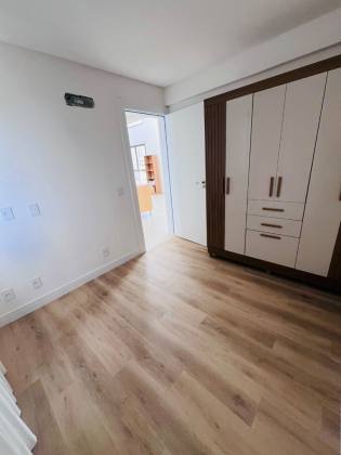 Apartamento 3 dormitórios, apenas 200 metros do mar.