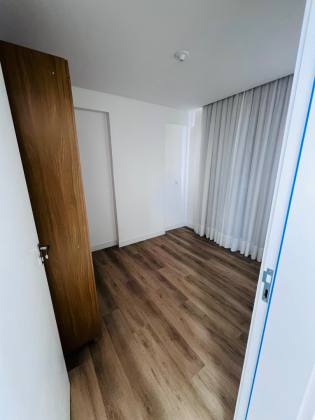 Apartamento 3 dormitórios, apenas 200 metros do mar.