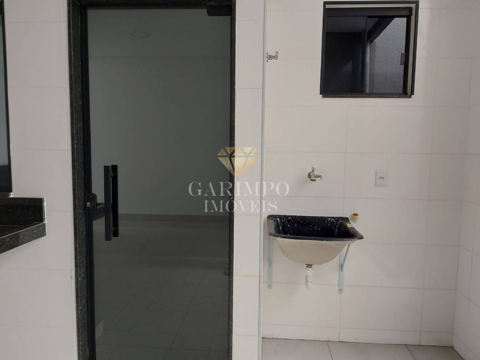 Casa Para Vender com 3 Quartos sendo 1 Suíte com Pé Direito Duplo