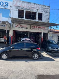 Dois galpões no Centro