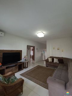 Sala comercial e 2 apartamentos em uma das principais avenidas de Penha. Ref. 291