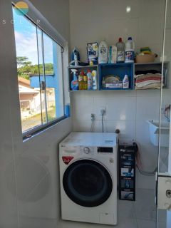 Sobrado 200m do mar com uma casa confortável de 2 dorm. + 01 suíte no piso superior, e no piso inferior uma ampla área comercial. Ref. 325