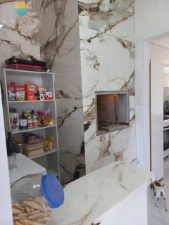 Sobrado 200m do mar com uma casa confortável de 2 dorm. + 01 suíte no piso superior, e no piso inferior uma ampla área comercial. Ref. 325