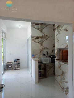 Sobrado 200m do mar com uma casa confortável de 2 dorm. + 01 suíte no piso superior, e no piso inferior uma ampla área comercial. Ref. 325