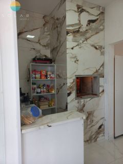 Sobrado 200m do mar com uma casa confortável de 2 dorm. + 01 suíte no piso superior, e no piso inferior uma ampla área comercial. Ref. 325