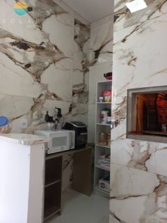 Sobrado 200m do mar com uma casa confortável de 2 dorm. + 01 suíte no piso superior, e no piso inferior uma ampla área comercial. Ref. 325