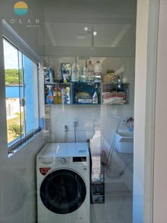Sobrado 200m do mar com uma casa confortável de 2 dorm. + 01 suíte no piso superior, e no piso inferior uma ampla área comercial. Ref. 325