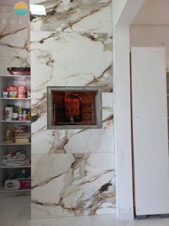 Sobrado 200m do mar com uma casa confortável de 2 dorm. + 01 suíte no piso superior, e no piso inferior uma ampla área comercial. Ref. 325