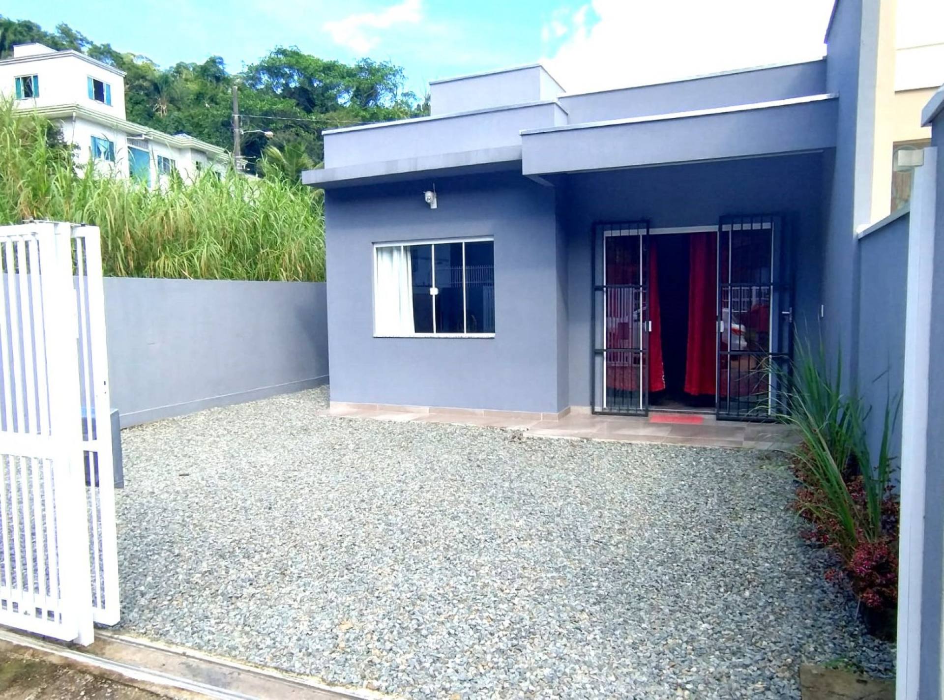 Casa geminada semi-mobiliada para vender aprox. 700m da Praia de Armação do Itapocory em Penha. Ref 347