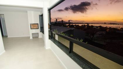 Apartamento com 3 dormitórios, sendo 1 suíte com 02 vagas de garagem a 160m da praia. Ref. 358