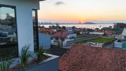 Apartamento com 3 dormitórios, sendo 1 suíte com 02 vagas de garagem a 160m da praia. Ref. 358