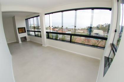Apartamento com 3 dormitórios, sendo 1 suíte com 02 vagas de garagem a 160m da praia. Ref. 358
