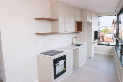 Apartamento com 3 dormitórios, sendo 1 suíte com 02 vagas de garagem a 160m da praia. Ref. 358