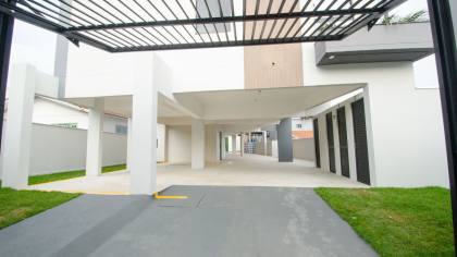 Apartamento com 3 dormitórios, sendo 1 suíte com 02 vagas de garagem a 160m da praia. Ref. 358