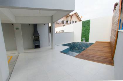 Apartamento com 3 dormitórios, sendo 1 suíte com 02 vagas de garagem a 160m da praia. Ref. 358
