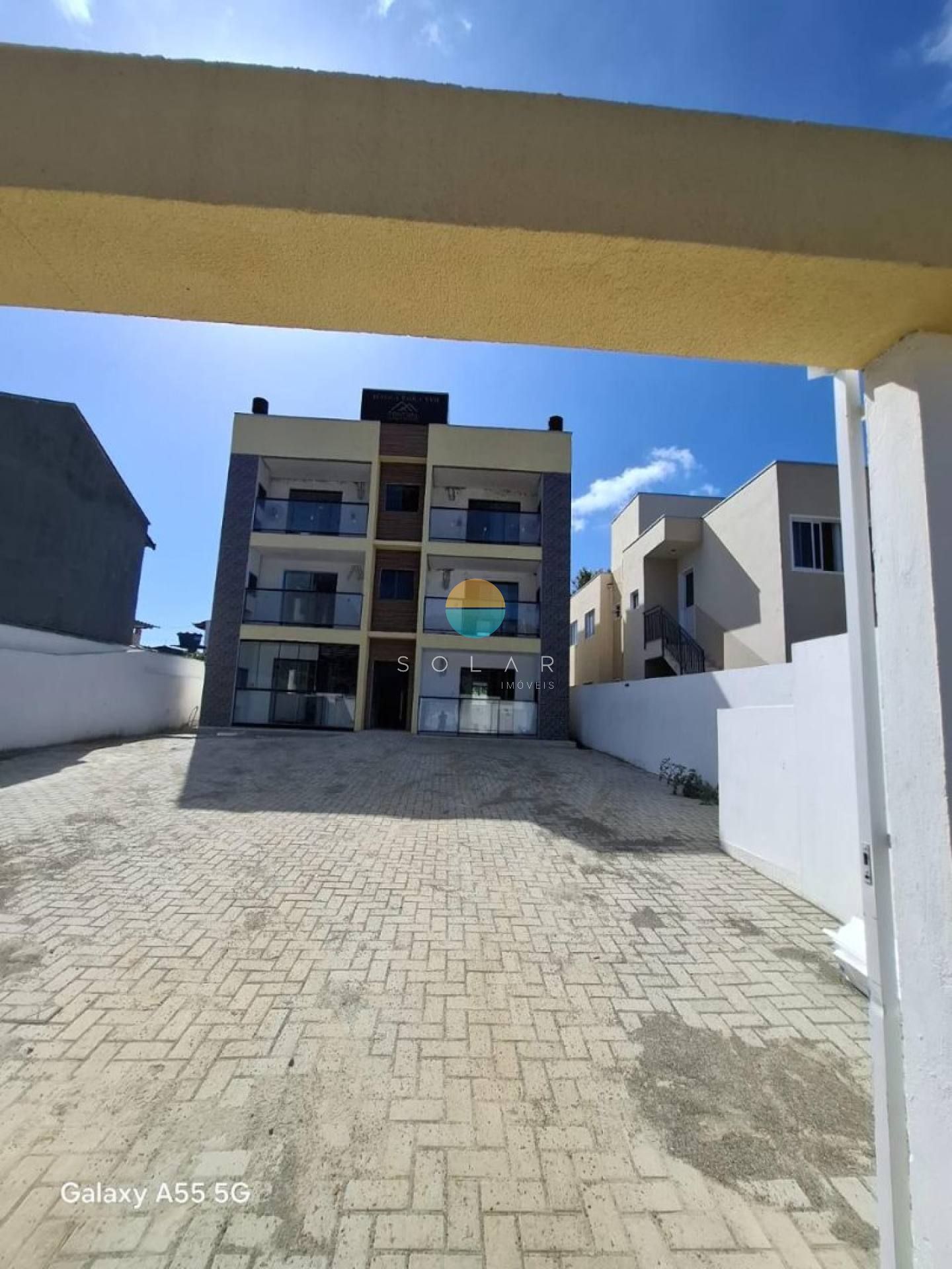 Apartamento Para Vender com 2 quartos sendo 1 suíte no bairro Centro em Penha - SC. Ref. 381