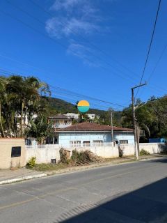 Sobrado e Pousada à Venda na Praia da Armação – 1.270m² a aprox. 100m da Praia! Ref. 389