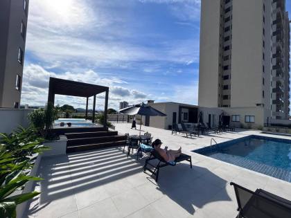 Apartamento com vista mar aprox. 300m da praia de Armação, com 3 dormitórios e 2 vagas de garagem em Penha/SC. Ref. 399