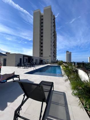 Apartamento com vista mar aprox. 300m da praia de Armação, com 3 dormitórios e 2 vagas de garagem em Penha/SC. Ref. 399