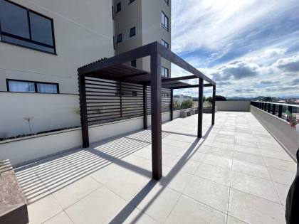 Apartamento com vista mar aprox. 300m da praia de Armação, com 3 dormitórios e 2 vagas de garagem em Penha/SC. Ref. 399