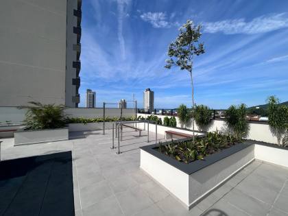 Apartamento com vista mar aprox. 300m da praia de Armação, com 3 dormitórios e 2 vagas de garagem em Penha/SC. Ref. 399