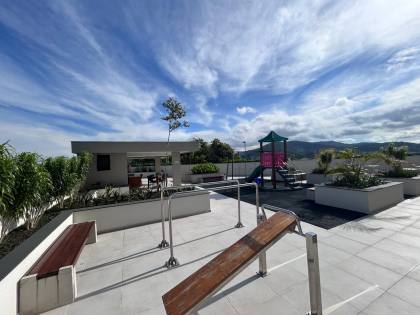 Apartamento com vista mar aprox. 300m da praia de Armação, com 3 dormitórios e 2 vagas de garagem em Penha/SC. Ref. 399