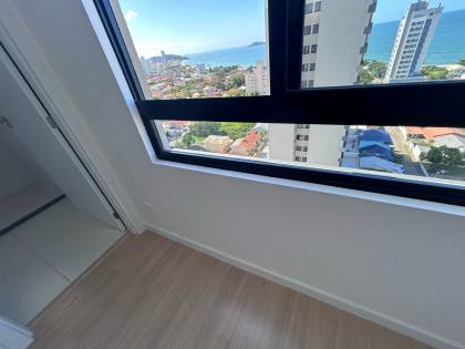 Apartamento com vista mar aprox. 300m da praia de Armação, com 3 dormitórios e 2 vagas de garagem em Penha/SC. Ref. 399