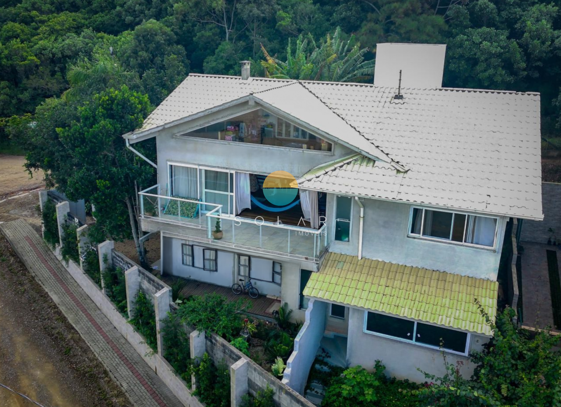 Casa à venda à aprox. 100m da Praia Grande com vista deslumbrante para o mar e loft com acesso individual! Ref. 401