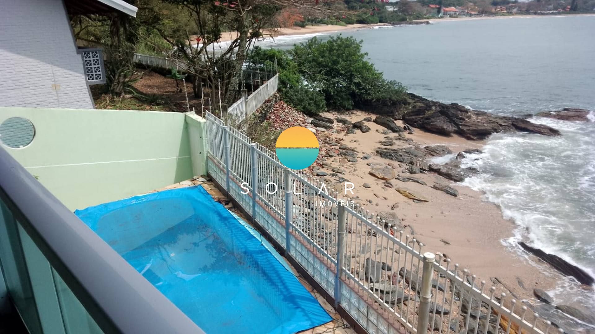 Casa à venda na Beira da Praia – Pé na areia com piscina e vista espetacular da praia de Armação - Penha/SC. Ref. 403