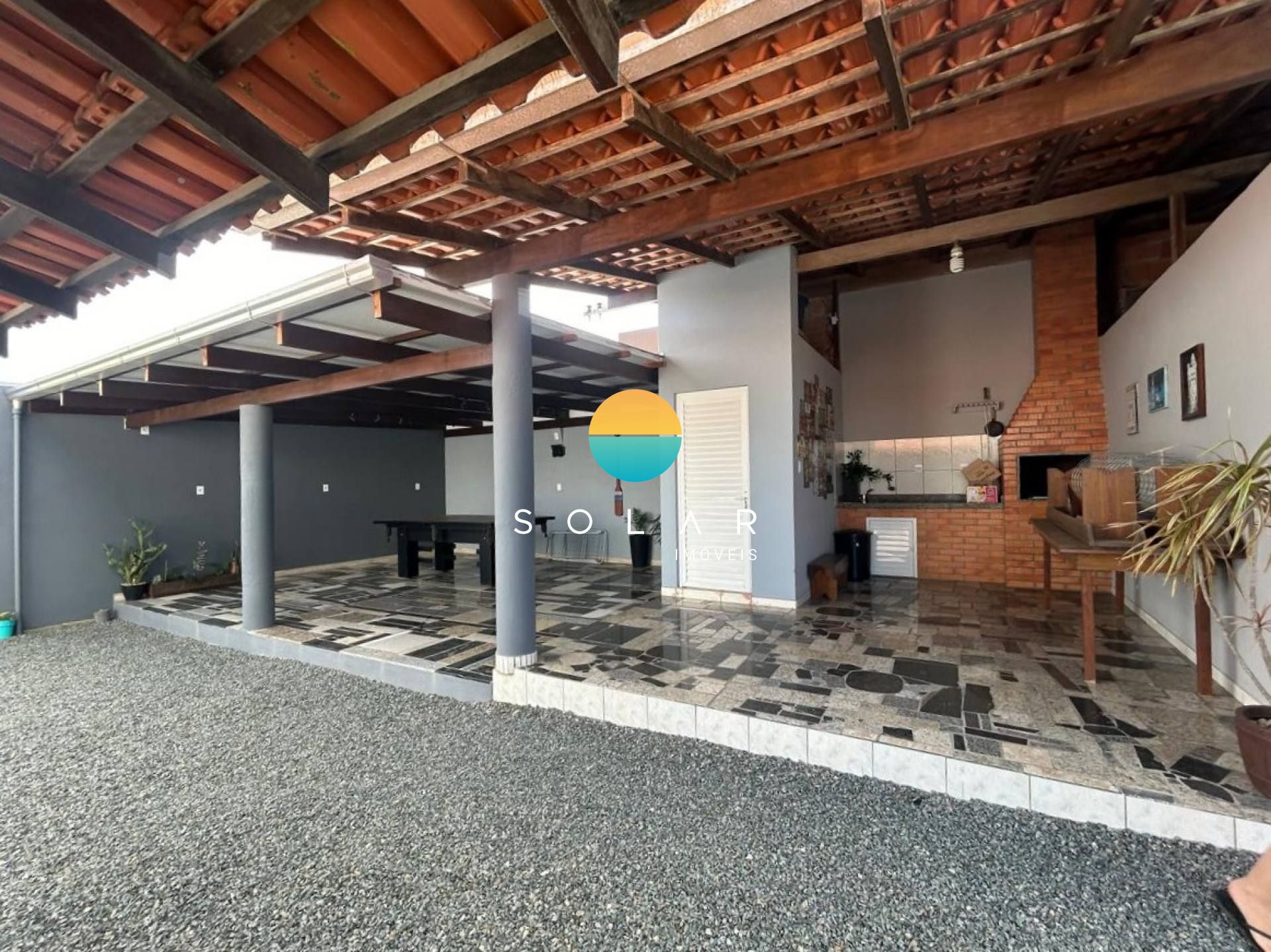 Excelente sobrado com 3 dormitórios e 02 salas comerciais em uma das principais ruas de Penha - SC. Ref. 418