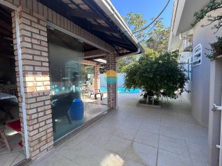 Casa Para Vender com 2 suítes e mais 02 dormitórios, aprox. 100m da Praia Grande em Penha/SC. Ref. 450