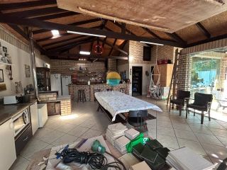 Casa Para Vender com 2 suítes e mais 02 dormitórios, aprox. 100m da Praia Grande em Penha/SC. Ref. 450
