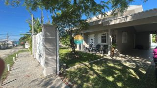 Casa Para Vender com 2 suítes e mais 02 dormitórios, aprox. 100m da Praia Grande em Penha/SC. Ref. 450