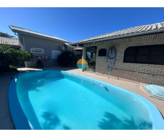 Casa Para Vender com 2 suítes e mais 02 dormitórios, aprox. 100m da Praia Grande em Penha/SC. Ref. 450