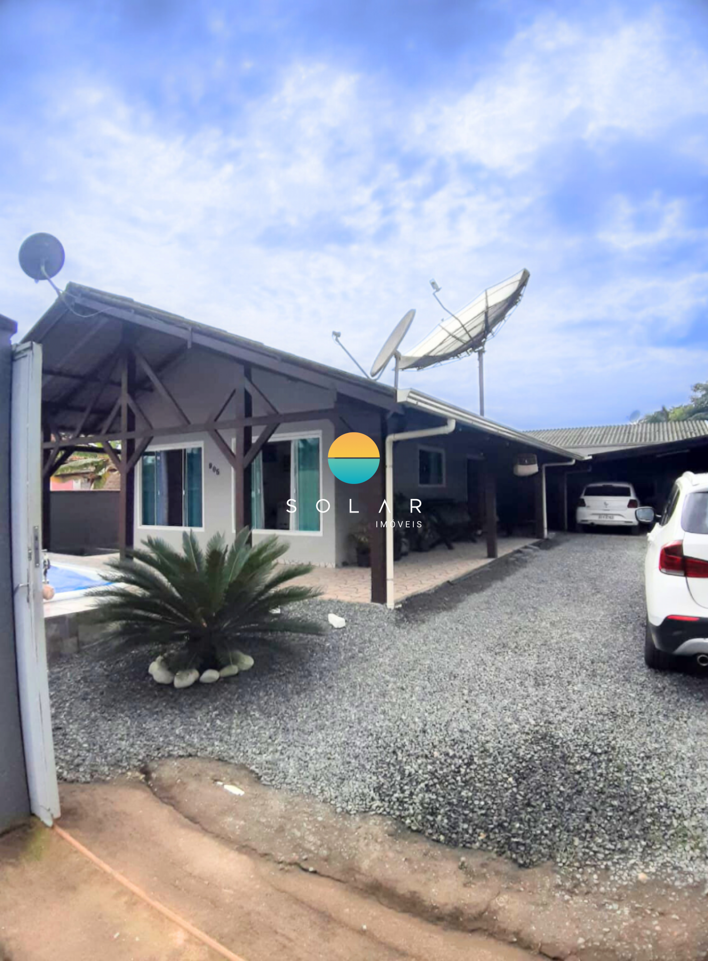 Casa à venda com piscina, com 03 dormitórios sendo 01 suíte, aprox. 1 km da praia de Armação em Penha/SC. Ref. 452