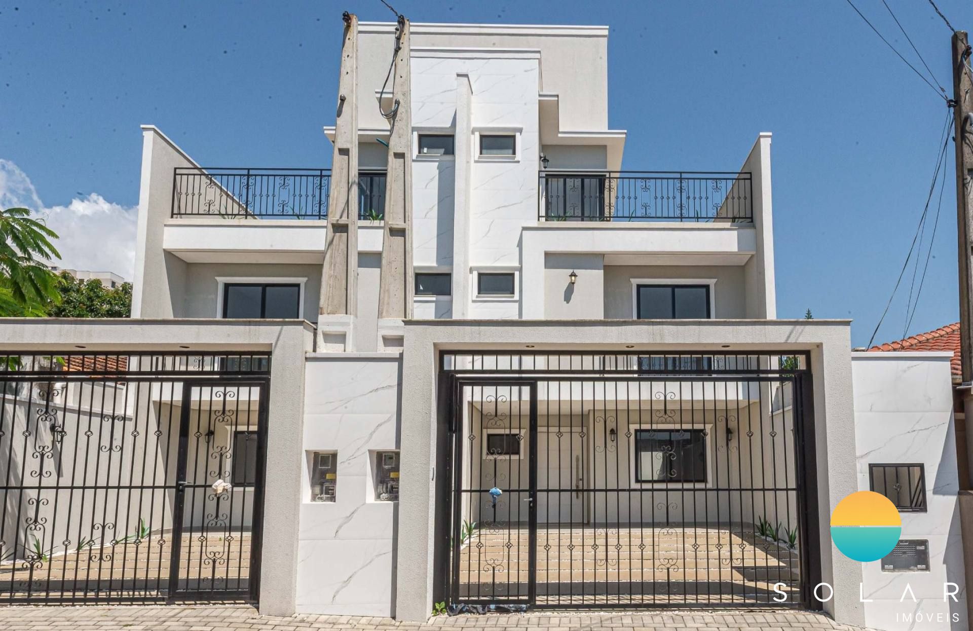 Sobrado novo com 200,50m² à venda, com 3 suítes e aprox. 200m da Praia da Armação Itaporocoy em Penha/SC. Ref. 454