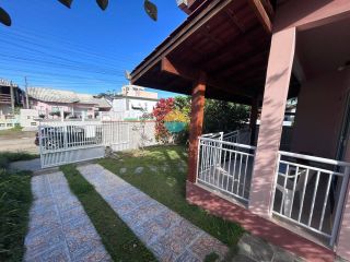 Casa à venda com terreno surpreendente mais Kitinete de 25m² no Centro de Penha/SC. Ref.498