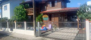 Casa Mista com 110m², Semi-Mobiliada, Aprox. 200m da Praia de Armação e 500m de Beto Carrero,, Com 3 Dormitórios em Penha/SC. Ref.508