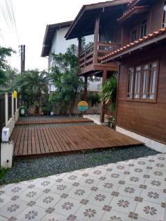 Casa Mista com 110m², Semi-Mobiliada, Aprox. 200m da Praia de Armação e 500m de Beto Carrero,, Com 3 Dormitórios em Penha/SC. Ref.508