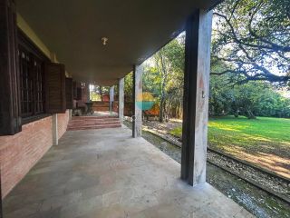 Autêntico pé na areia — 2.709 m² de terreno com acesso direto ao mar, em uma das localizações mais exclusivas de Penha: a deslumbrante Praia do Poá, Penha/SC. Ref. 517