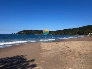 Autêntico pé na areia — 2.709 m² de terreno com acesso direto ao mar, em uma das localizações mais exclusivas de Penha: a deslumbrante Praia do Poá, Penha/SC. Ref. 517