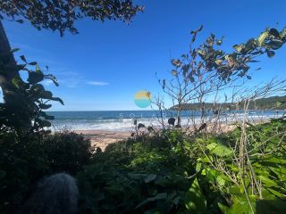 Autêntico pé na areia — 2.709 m² de terreno com acesso direto ao mar, em uma das localizações mais exclusivas de Penha: a deslumbrante Praia do Poá, Penha/SC. Ref. 517