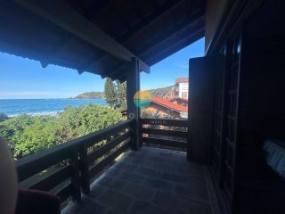 Autêntico pé na areia — 2.709 m² de terreno com acesso direto ao mar, em uma das localizações mais exclusivas de Penha: a deslumbrante Praia do Poá, Penha/SC. Ref. 517