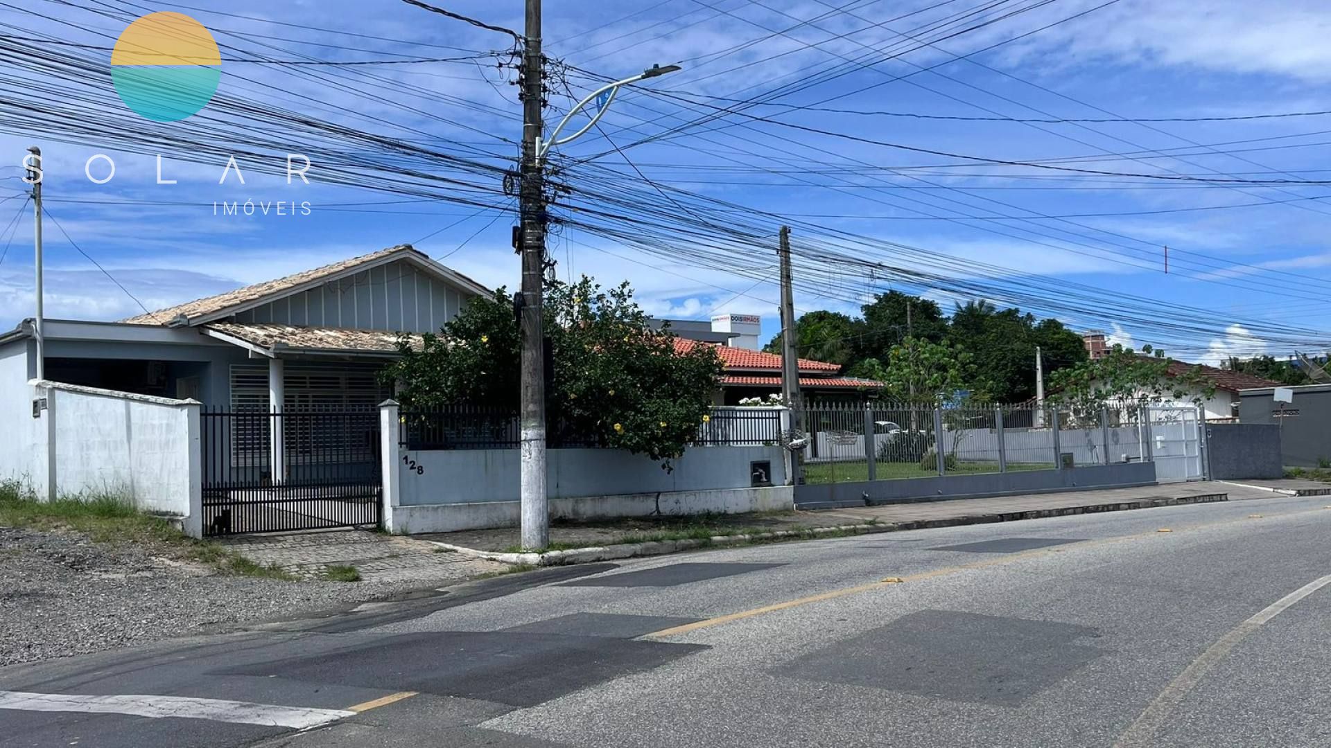 Excelente Oportunidade, 2 CASAS no Centro de Armação – A 200m do Mar!