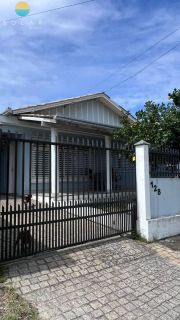 Excelente Oportunidade, 2 CASAS no Centro de Armação – A 200m do Mar!