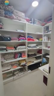 Se você busca conforto, exclusividade e uma localização privilegiada, esta é a oportunidade perfeita. Esta belíssima residência de alto padrão está situada a poucos metros do Beto Carrero World e da encantadora Praia da Armação, unindo tranquilidade, laze