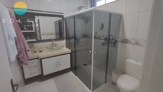 Se você busca conforto, exclusividade e uma localização privilegiada, esta é a oportunidade perfeita. Esta belíssima residência de alto padrão está situada a poucos metros do Beto Carrero World e da encantadora Praia da Armação, unindo tranquilidade, laze