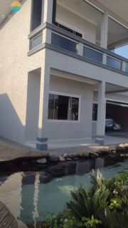 Se você busca conforto, exclusividade e uma localização privilegiada, esta é a oportunidade perfeita. Esta belíssima residência de alto padrão está situada a poucos metros do Beto Carrero World e da encantadora Praia da Armação, unindo tranquilidade, laze